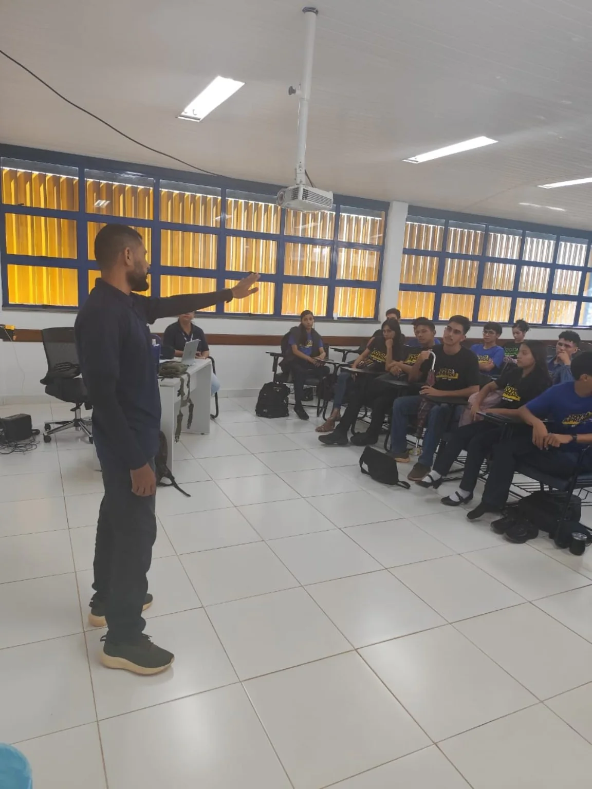 Italo Rocha conduzindo capacitação em sala de aula
